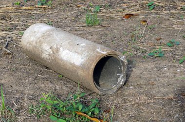 Kırsal kesimde yerde bir drenaj çimento boruları var..