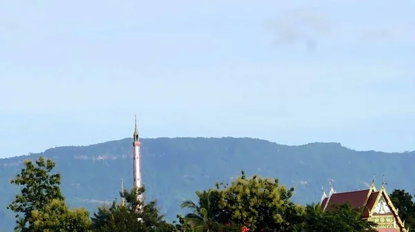 Schöne Aussicht Auf Den Tempel Grünen Mit Berg Und Himmelshintergrund — Stockfoto