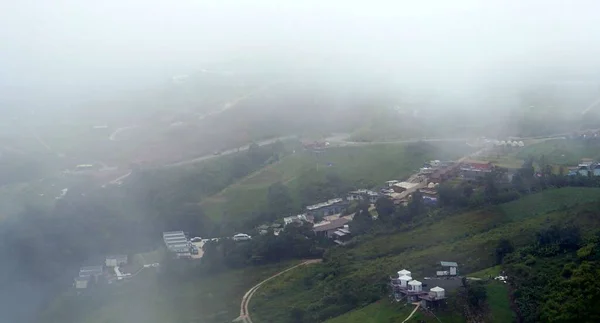 雾蒙蒙的山上一个社区的自上而下的景象 — 图库照片
