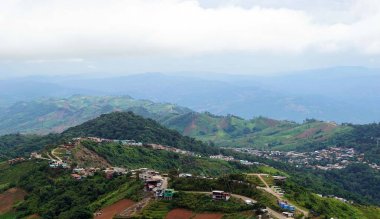 Sabahları dağın ve köyün havadan görüntüsü..