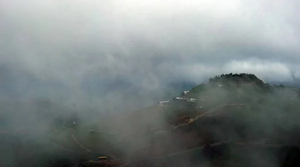 朝の山のコミュニティの霧の風景のビュー — ストック写真