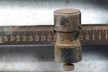 Paslanmaz çelik zemin üzerinde bir vintage ağırlık makinesinin değer indeksini kapat