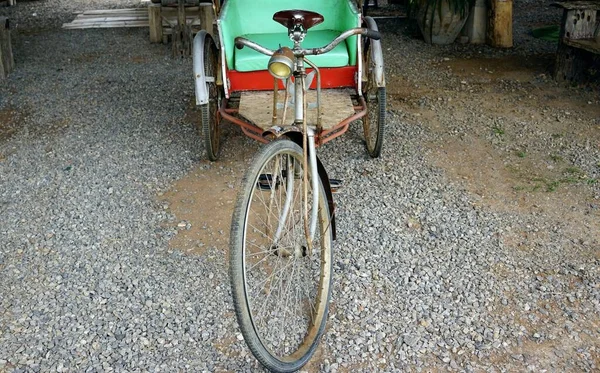 Klassisk Rickshaw Parkerad Parken Vinatage Koncept — Stockfoto
