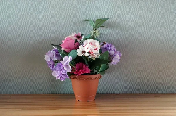 咖啡厅里木制桌子上花瓶里的花 装饰的概念 — 图库照片