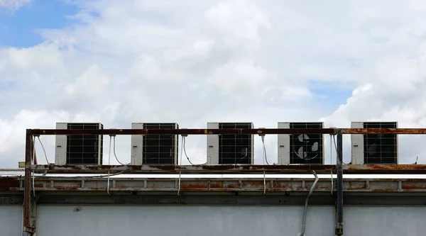 蓝天空调机工业大楼屋顶上的一套空调机 — 图库照片