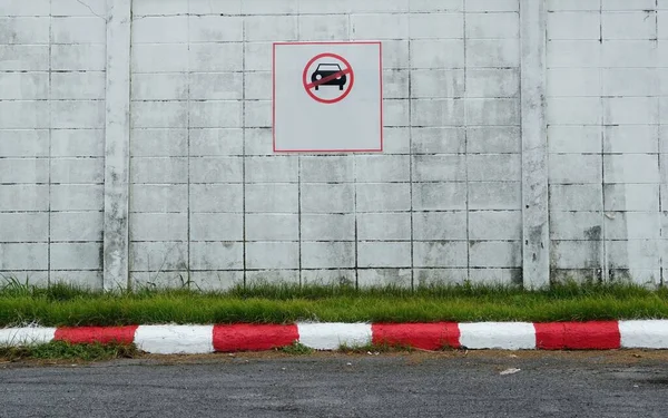 Nessun Segno Parcheggio Sul Muro Cemento Bianco Sulla Strada Nel — Foto Stock