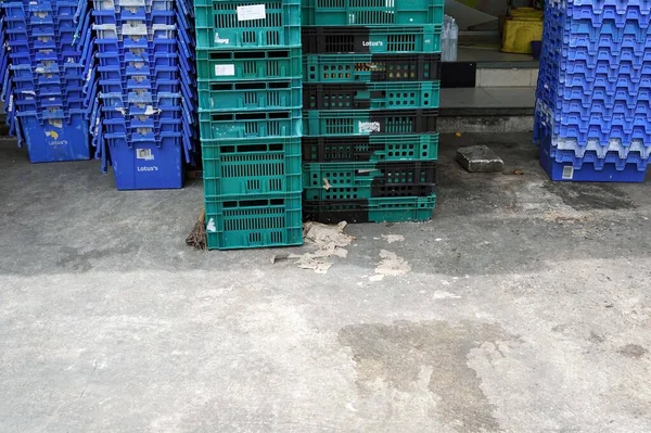 Uma Pilha Caixas Plástico Azul Verde Armazém Foto Stock — Fotografia de Stock