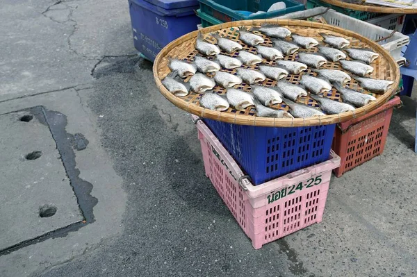 Suszona Ryba Koszyku Przy Ulicy Pobliżu Bazaru — Zdjęcie stockowe