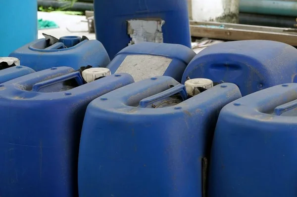 工厂里的一个旧的蓝色塑料罐 用于化学物品 照片的特写 — 图库照片