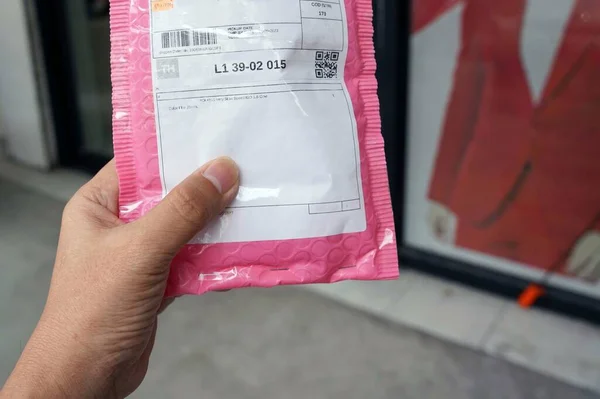 Eine Hand Hält Ein Rosafarbenes Paket Den Lieferanten Für Den — Stockfoto