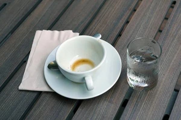 Пустая Чашка Кофе Стакан Воды Деревянном Столе После Питья — стоковое фото