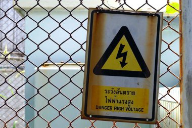 Yüksek voltaj tehlikesi için etiket uyarısı.