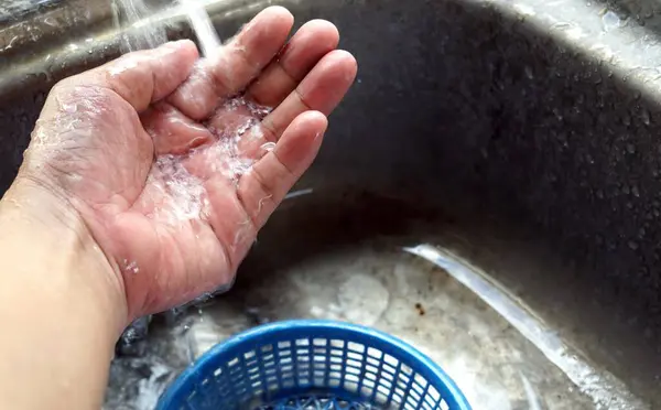 Uma Mão Homem Cozinha Estava Lavando Mãos Pia Lavar Pratos — Fotografia de Stock
