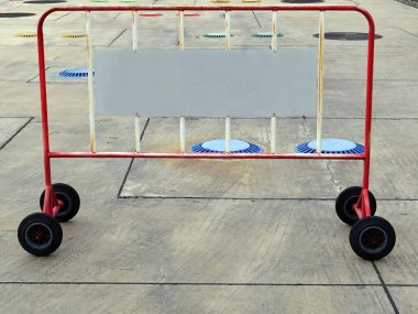 Benzin istasyonlarındaki bir tramvay dolusu trafik koruması servis için depoyu dolduruyor..