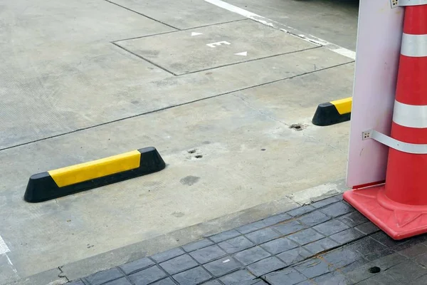 콘크리트 바닥에 노란색과 빨간색 트래픽 콘이있는 주차장 — 스톡 사진