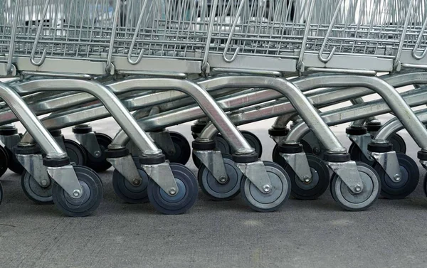 Süpermarketin Otoparkında Alışveriş Yapan Bir Sürü Araba Stok Fotoğraf