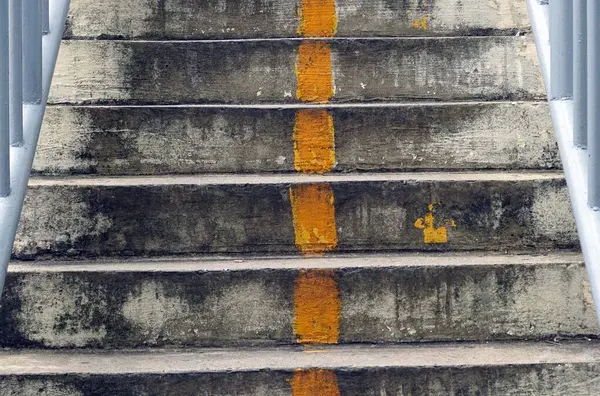 Şehirde Sarı Turuncu Çizgili Bir Merdiven Üst Geçidi Var — Stok fotoğraf