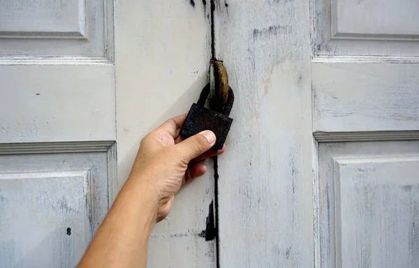 Ręka Trzyma Klucz Starych Białych Drzwiach Domu — Zdjęcie stockowe