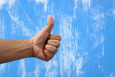 Bir erkeğin sembolü, mavi üzerine en iyi, beton duvarında beyaz boya ve soyut işaret kavramı demektir.. 