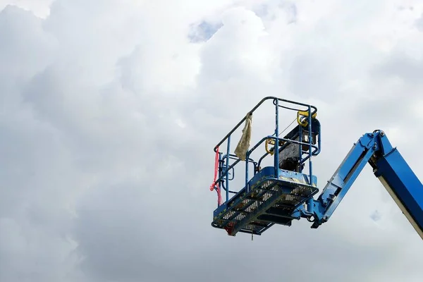 蓝色起重机装载机高架起重机 蓝天背景 — 图库照片