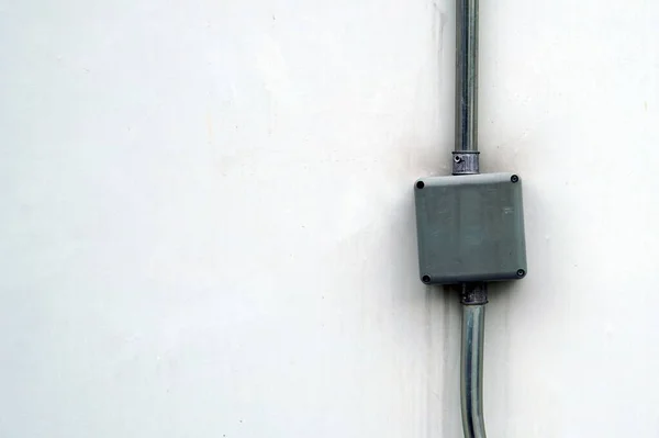 Okablowanie Przewodu Elektrycznego Białej Ścianie Kablową Skrzynką Jum — Zdjęcie stockowe