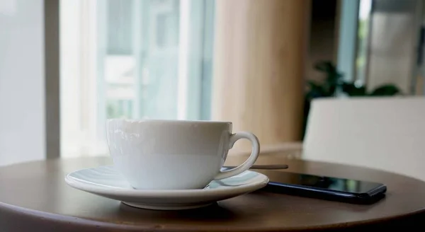 Tasse Café Avec Téléphone Intelligent Sur Table Dans Café — Photo