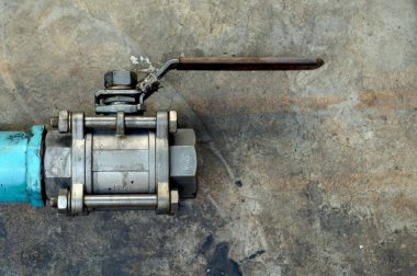 Beton zemindeki eski bir boru hattını ve vanayı yatay olarak kapat.