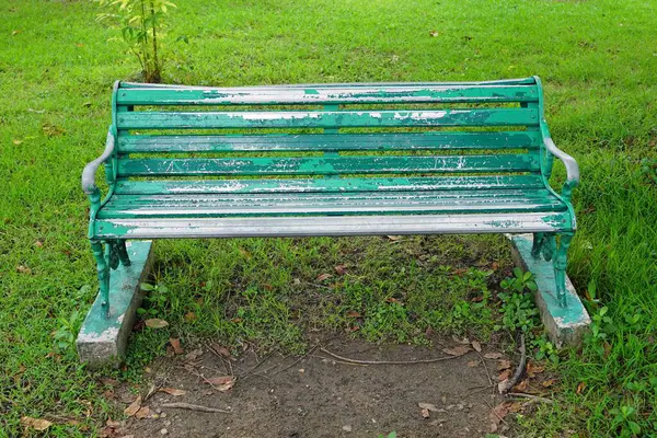 公園の草原の古い緑のベンチを閉じる — ストック写真