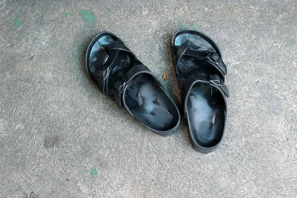 Chiuda Una Veiw Superiore Pantofole Pelle Nere Fondo Pavimento Cemento — Foto Stock