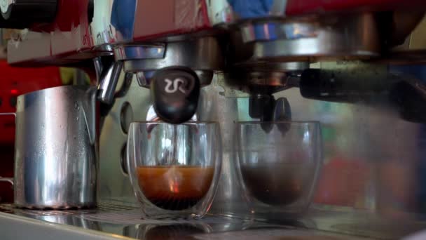 咖啡制造商在一家咖啡店的杯子里煮咖啡 — 图库视频影像