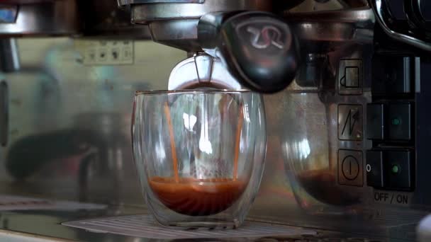 Close Een Koffiezetapparaat Het Maken Van Een Koffie Het Glas — Stockvideo