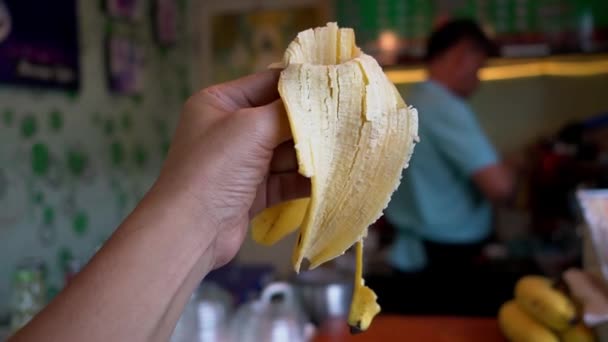 Hand Hält Eine Bananenschale Und Bewegt Sie Kaffeehaus — Stockvideo