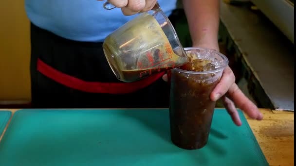 Barista Robi Kawę Kawiarni Przygotowując Służyć Klientowi — Wideo stockowe