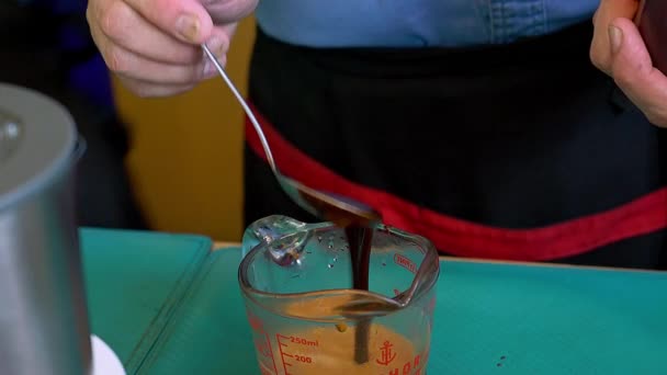 一个咖啡店正在咖啡店为顾客煮咖啡 — 图库视频影像