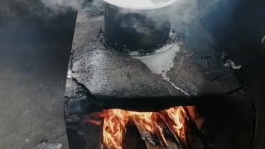 Kanom Jeen Lom Kao eriştesine odun sobası yaptırmak için sıcak bir tencere..