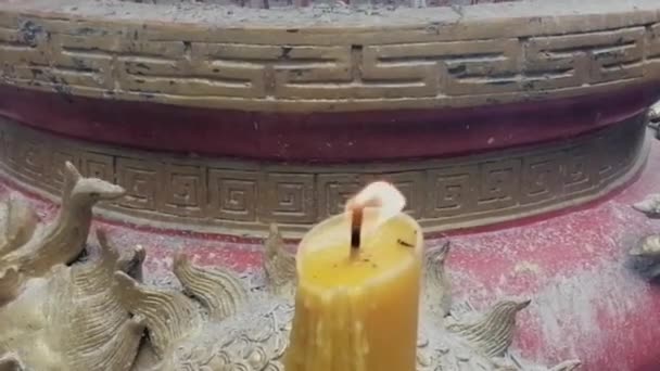 Освітлені Свічки Полум Рухається Під Час Вітру Будди — стокове відео