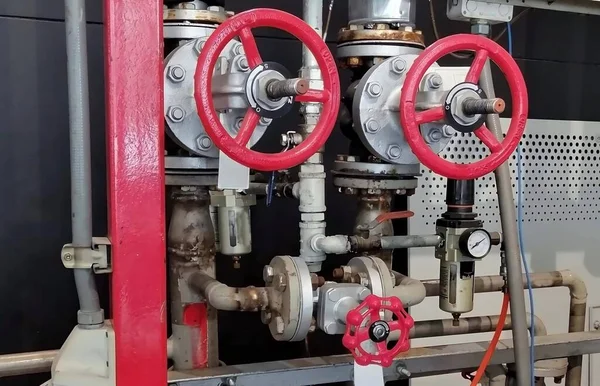 Červená Rukojeť Ventily Ocelové Potrubí Továrně Dílny Pro Ovládání Studené — Stock fotografie