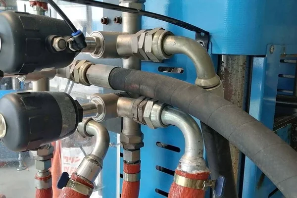 Großaufnahme Industrieller Warm Und Kaltwasserleitungen Und Pneumatischer Ventile Für Eine — Stockfoto