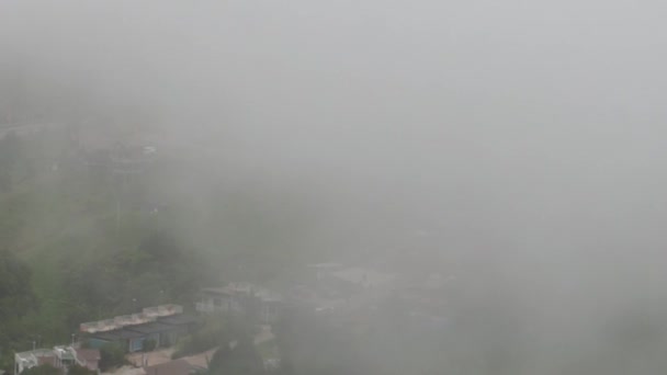 从山顶望去 社区的雾很大 — 图库视频影像
