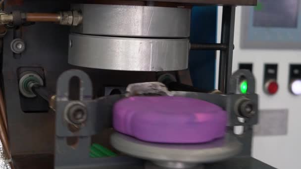 Machine Enregistrement Disque Phonographe Était Estampage Fonctionnant Dans Processus Production — Video