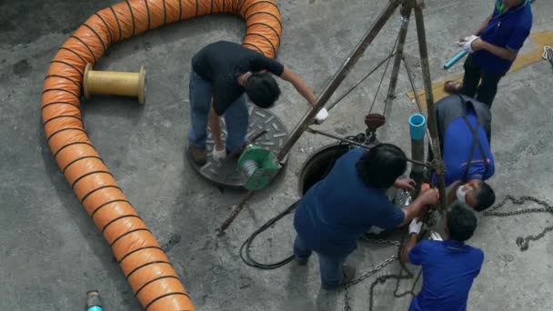 Jatujak Бангкок Таиланд Oct 2023 Workers Improving Drainage Pipes Street — стоковое видео