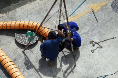 Jatujak Bangkok Tayland 15 Ekim 2023, bir işçi kanalizasyon borularını geliştiriyor caddedeki inşaat alanında çalışıyorlar..