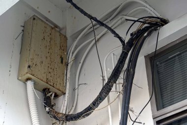 Bir binanın tavanında terk edilmiş elektrik kabloları..