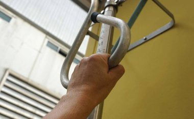 Kimyasallara maruz kaldıktan sonra acil duş almak için el ele tutuşmak..