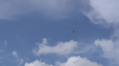 Uçak mavi gökyüzü ve beyaz bulutlarla kalkıyordu..