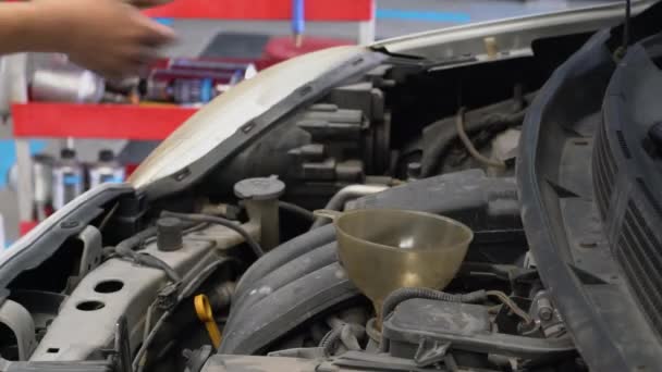 Jatujak Bangkok Tailandia Oct 2023 Mecánico Está Agregando Aceite Motor — Vídeo de stock