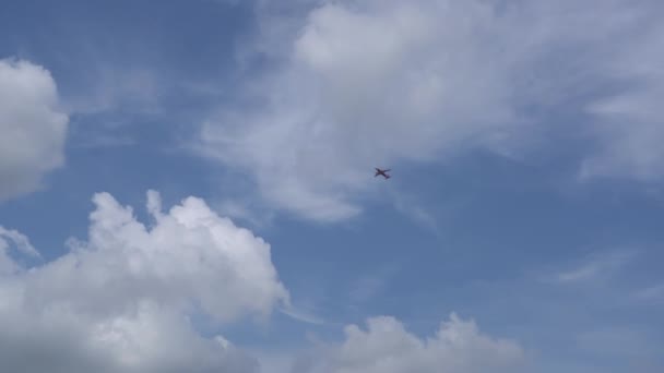 Avião Estava Decolando Com Céu Azul Com Nuvens Brancas Fundos — Vídeo de Stock