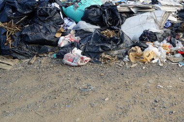 Yerde bir sürü plastik çöp yığını, çevre kirliliği kavramları.