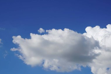 Beyaz bulutlu mavi gökyüzü arkaplanı, doğa bulutu konsepti