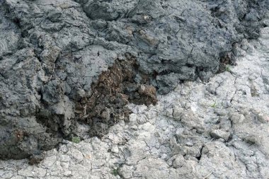 Kazı makinesinden bir yığın toprak, inşaat kavramları..